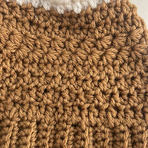 Hand made crochet hat with pompom - Picture 5 of 6